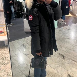 Canada goose jacka  - Säljer en svart parkajacka från Canada Goose i mycket bra skick. Den är äkta, köpt på nk med kvitto. Skriv PM för fler bilder & frågor. Strl S men passar XS. Pris kan diskuteras. Kan även mötas upp 