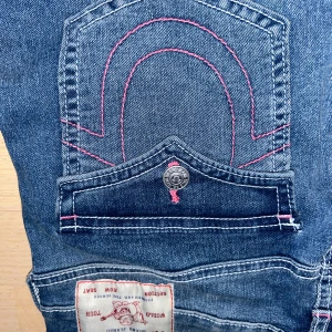 True Religion Jeans Bootcut - Rosa sömmar, storlek W30 alltså 38, helt nya 8 aldrig använda 