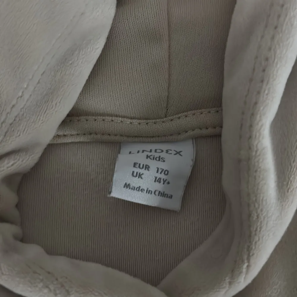Säljer ett par superbekväma beige mjukisbyxor från Lindex i storlek EUR 170. Byxorna har en loose passform och är perfekta för mysiga dagar hemma. De är gjorda i mjukt material och har en elastisk midja för extra komfort. Perfekt för höst och vinter!. Farkut & Housut.