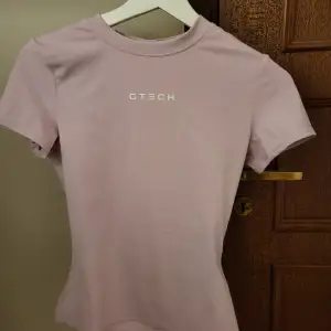 Säljer en snygg ljus rosa t-shirt från GTECH. Den är kortärmad och har en stilren design med loggan tryckt på framsidan. Perfekt för träning. Säljer då den är för stor för mig. (Använd 2 gånger)