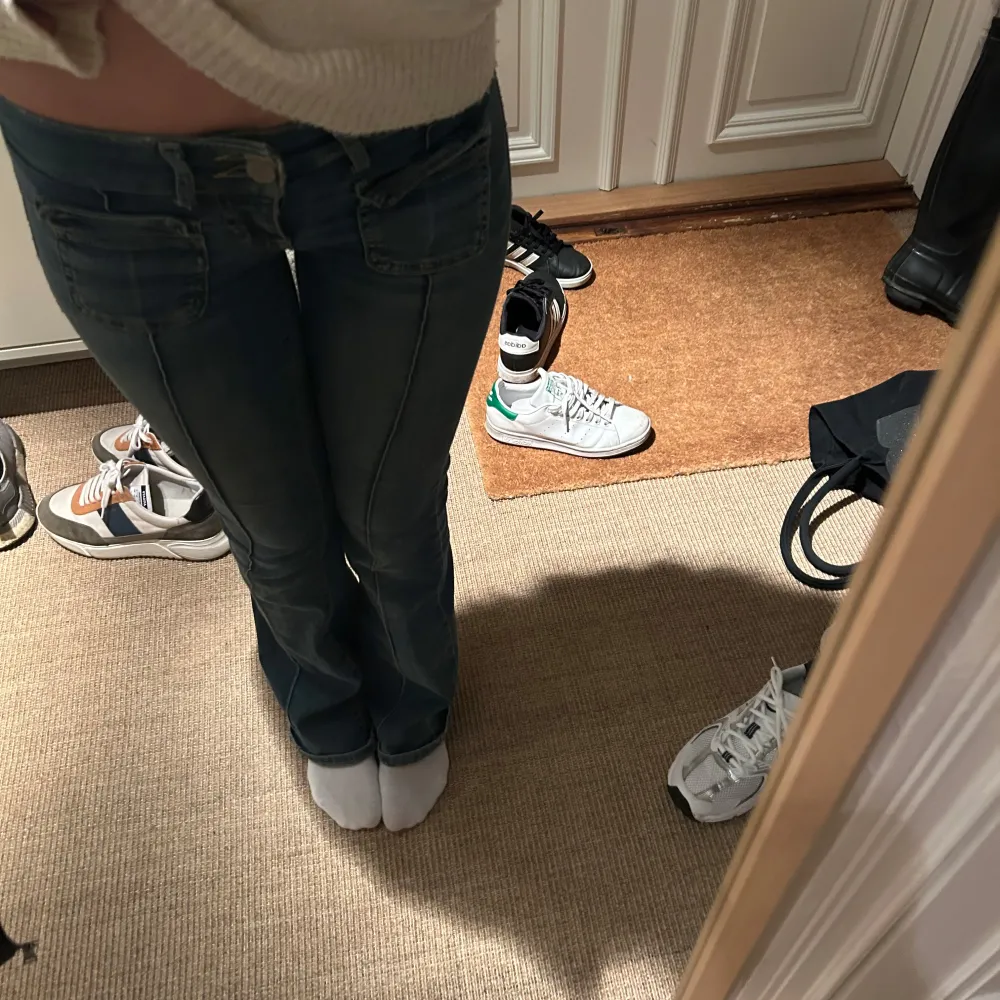 Säljer ett par snygga blå jeans med bootcut. De är lågmidjade och passar till vad som helst💞jeansen har två hål där bak  bilder på hålen kan skickas privat. Köpt för 700kr pris kan diskuteras!. Jeans & Byxor.