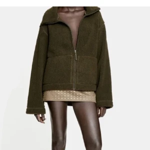 Säljer nu denna extremt trendiga och populära Teddy jackan ifrån hm i stl S den är aldrig använd och har prislappen kvar! Den är slutsåld på hm och är väldigt populär - Skicket är som sakt 10/10 då den aldrig är använd! Jackan passar perfekt nu och är väldigt fin, färgen är mörk grön
