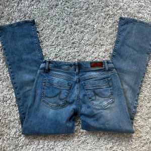 LTB valerie lågmidjade Bootcut jeans  - LTB valerie. Storlek w26L32 men sitter mer som en W26L30. Innerbenslängd:71 midjemått:36 stretch till 40. Har inga bilder på, bilder på finns på Google. Köp sker via köp nu, jag postar inom 24h. Kvar tills markerad såld 