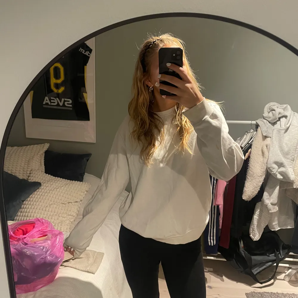 Säljer en vit sweatshirt från H&M i storlek S. Den är supermjuk och perfekt för kyliga dagar. Tröjan har en klassisk rund hals och är i mycket bra skick. Perfekt för en avslappnad stil eller att mysa i hemma. 🕊️. Tröjor & Koftor.