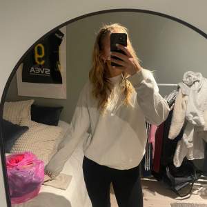 Säljer en vit sweatshirt från H&M i storlek S. Den är supermjuk och perfekt för kyliga dagar. Tröjan har en klassisk rund hals och är i mycket bra skick. Perfekt för en avslappnad stil eller att mysa i hemma. 🕊️