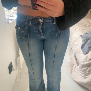Bootcut lågmidjade jeans  - Superfina jeans från H&m! Helt slutsålda💓 De är super bekväma och lågmidjade!💕 Sparsamt använda, pyttelite slitna vid benen men syns inte! (bild 5) De är strl 36 men väldigt stretchiga, passar mig med 38❤️  Midja- 39cm (stretchig)