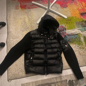Moncler cardigan - Jätte bra skick har en lite öppning under armen men annars är den i fint skick 
