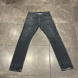 32/24 är måtten på dessa jeans, skicket är 7/10, skriv gärna frågor och funderingar 