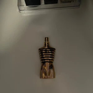 Jpg elixir 65/75 ml - . Söt honungs och tobac doft väldigt god men används inte så mycket längre. 