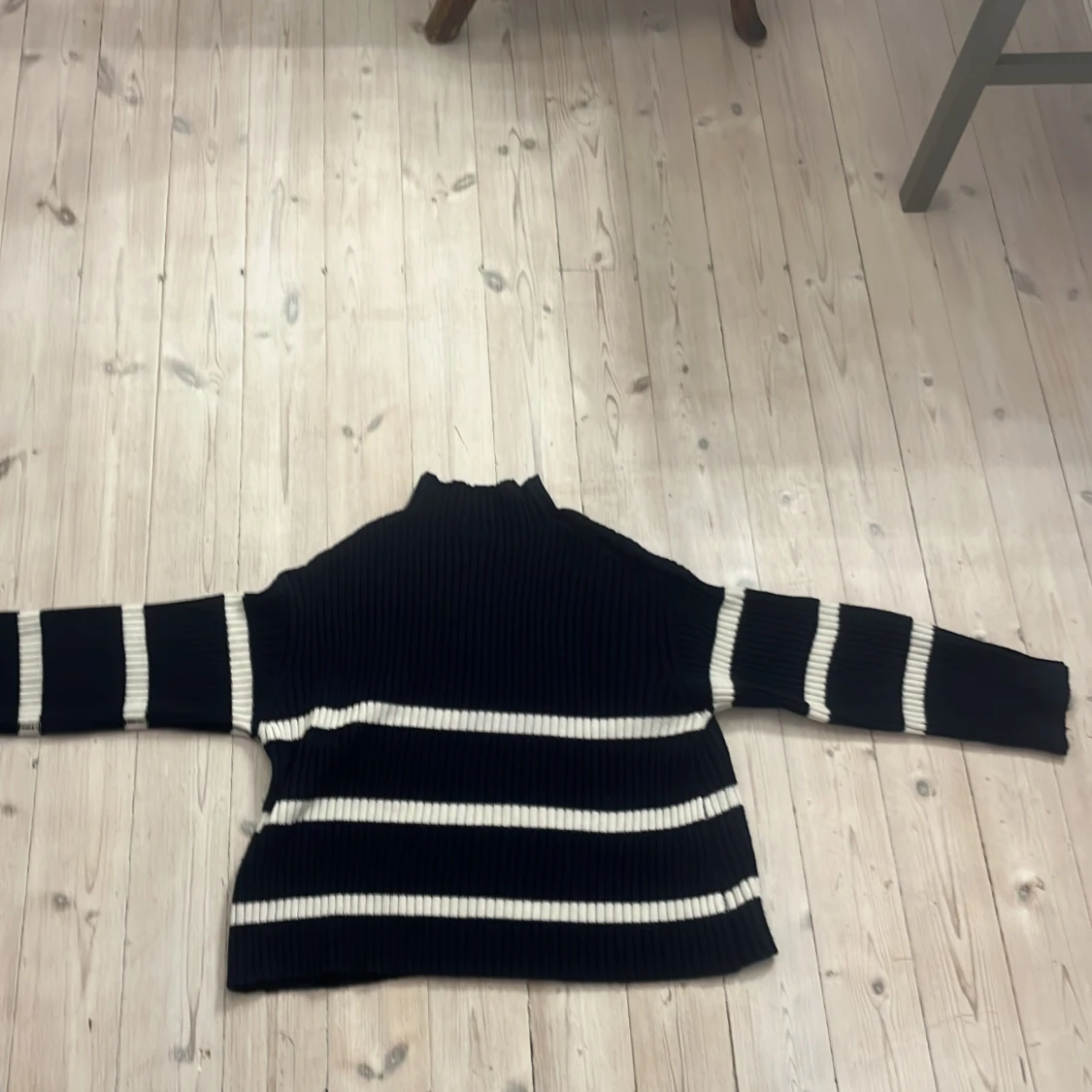 Svart och vit randig tröja från Kappahl - 92