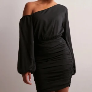 Svart offshoulder klänning - Snygg svart offshoulder klänning med långa ärmar och en tight passform. Helt ny med prislapp på! 