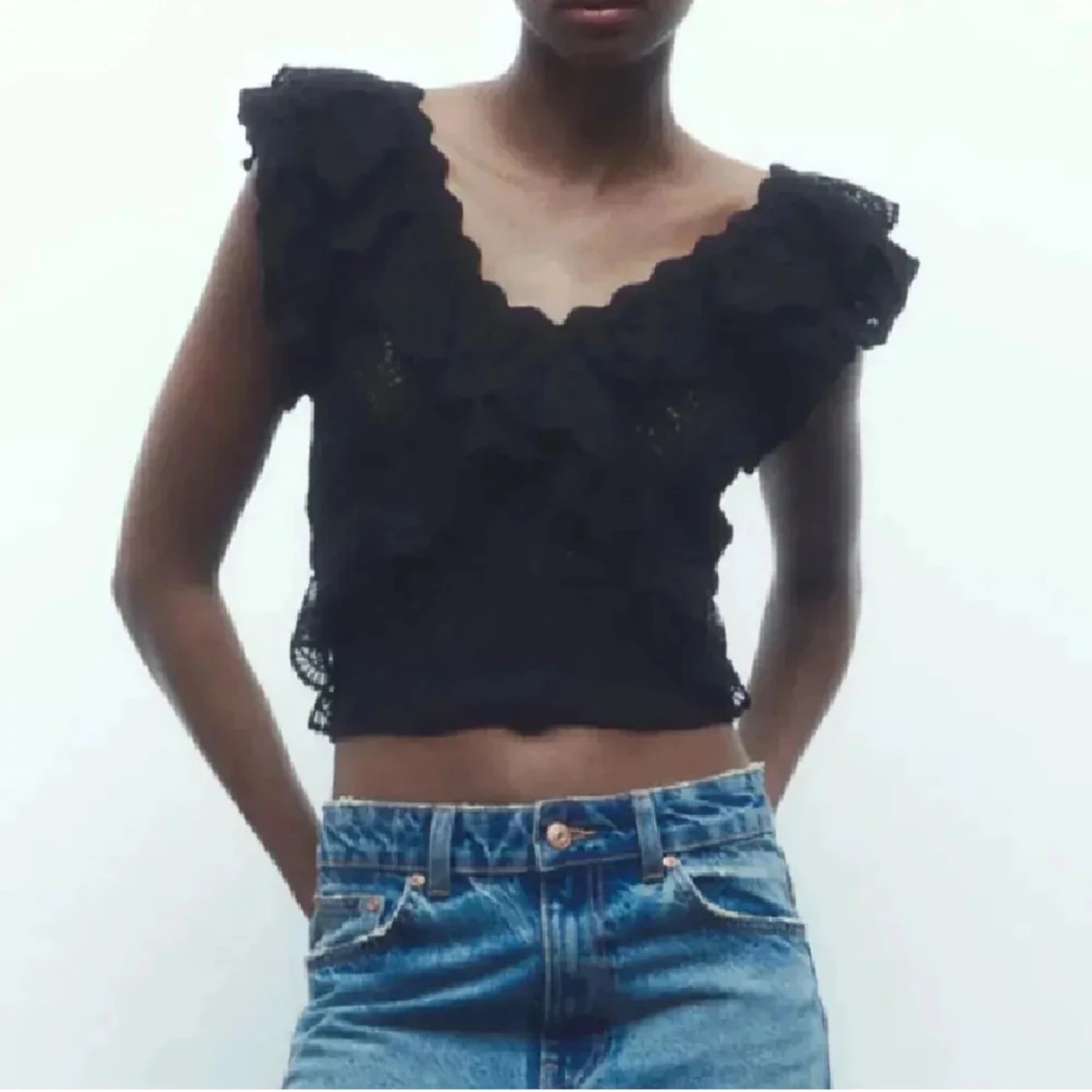 Svart volangprydd topp - 1