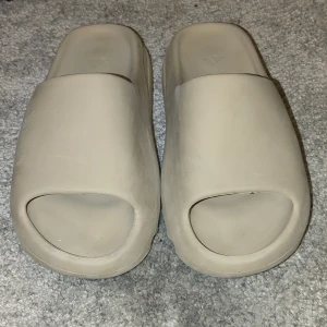 Bone yeezy slides - Säljer ett par bone yeezy slides i bra skick, ganska använda men inte trasiga men för små för mig och jag behöver cash