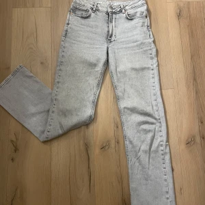 Grå jeans från BikBok - Snygga grå jeans med en mid wide passform från BikBok, säljer då de inte kommer till användning 💓