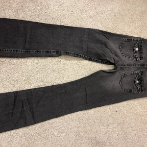 Svarta bootcut jeans  - Jätte fina jeans men har tyvärr blivit för korta i benen.