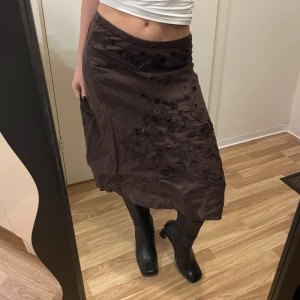 Vintage Brun kjol från EILEY - Snygg brun kjol från EILEY med broderade blommor. Vintage. Storlek 34. Jag är 160cm lång 