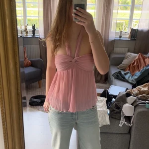 Rosa Zara topp - Säljer en söt rosa halterneck topp från Zara som inte går att köpa längre. Använd 1 gång 💞💞😋