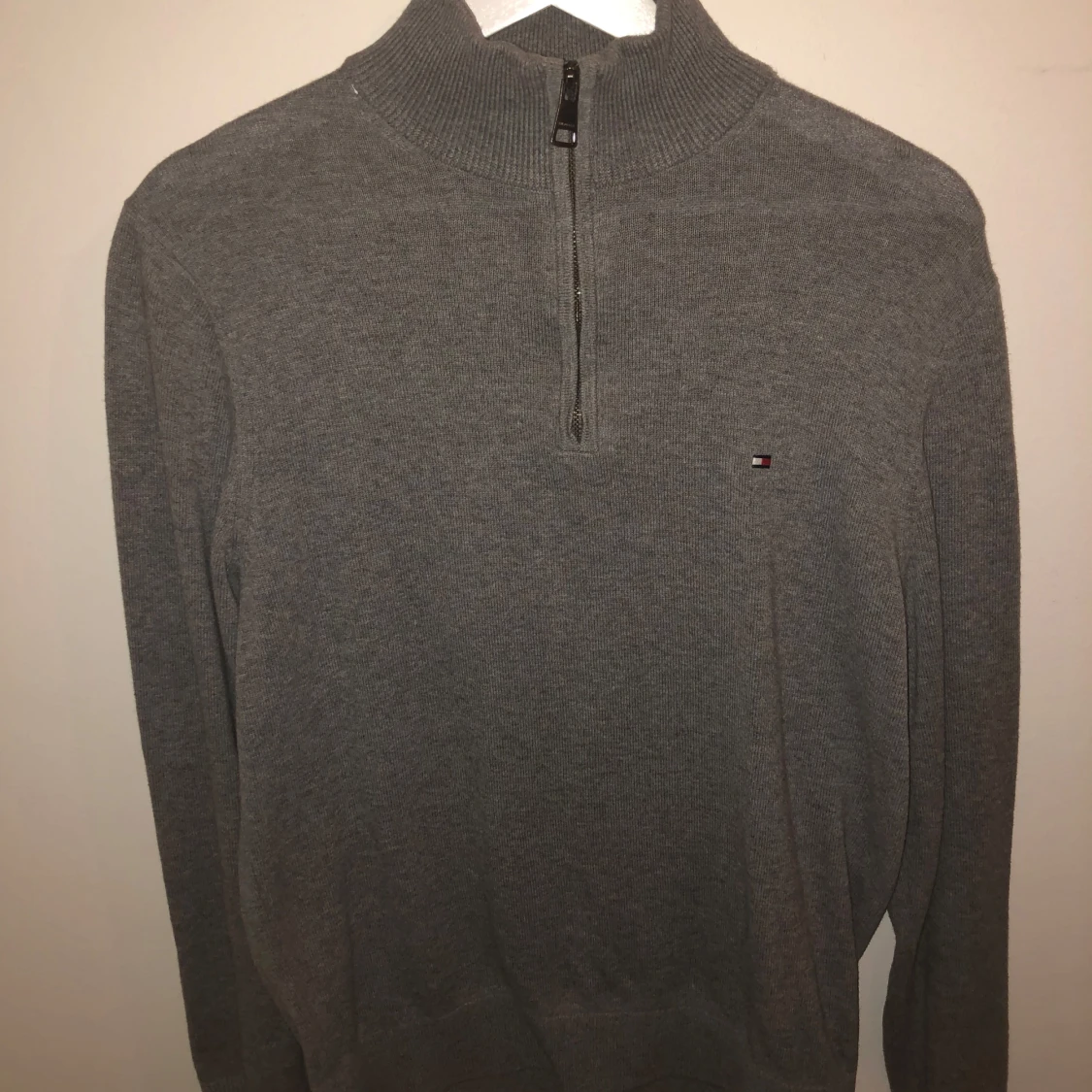 Grå tröja med dragkedja från Tommy Hilfiger