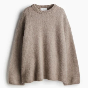 Mohair stickad tröja - Beige/brun stickad tröja från hm i strl xs, passar också s💕 slutsåld på hemsidan, lappen sitter kvar