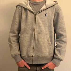 Ralph Lauren Zip Hoodie - Ralph Lauren - skick 9/10 - storlek M - modellen är 176cm lång - nypris ca 2300kr mitt pris 579 - pris kan diskuteras vid snabb affär!