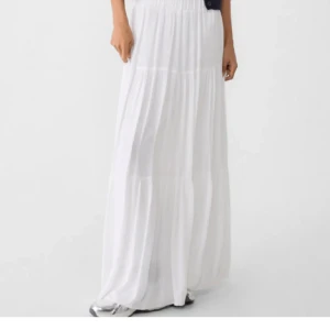 Vit lång kjol  - Superfint lång kjol från Stradivarius