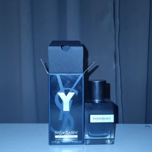 Intresse koll! - Upptäck Khamrah Eau de Parfum från Lattafa, en lyxig doft i en elegant flaska med ett intrikat mönster. Flaskan har en gyllene ton och kommer i en stilren svart och guld kartong. Perfekt för den som söker en unik och sofistikerad doftupplevelse. Jag står ej för post eller deras fel så var gärna vaksamma💪🙏💥 lika och följ detta konto så är ni grymma!