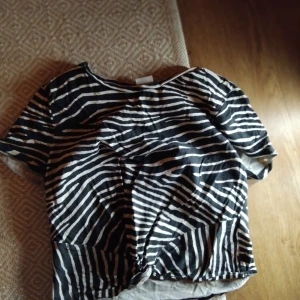 Randig kortärmad topp - Säljer en svart och vit randig topp med korta ärmar. Toppen har en avslappnad passform och är perfekt för en casual look. Den är gjord i ett mjukt och bekvämt material.kontakta mig vid frågor om mer bilder, mått, pris osv🥰