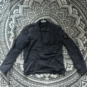 Stone Island overshirt S - Köpt på ni drygt ett år sedan! Nypris cirka 4500kr! Cirka 8/10 skick. Finns en liten defekt som inte syns! Skriv priv för mer info! Pris kan diskuteras vid snabb affär 