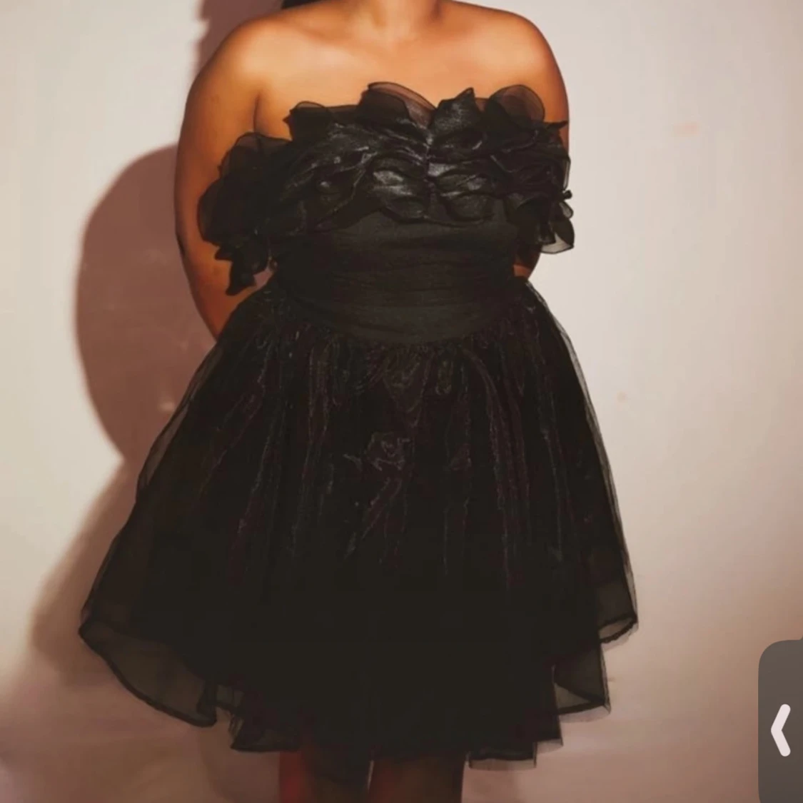 Svart axelbandslös klänning