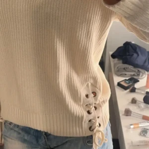 Stickad tröja med snörning!!❤️❤️ - Världens sötaste stickade tröja!!❤️❤️ LÅNAD BILD!! Min tröja är lite mer vit/grå inte så beige!! Men jag kör en intresse koll på denna tröja!! ❤️❤️ så fin finns inte längre!! 