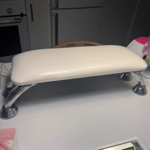Armstöd för naglar - Armstöd köpt på amazon, nästan helt ny. Inga fläckar. 