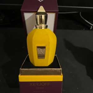 Xerjoff Erba Pura/coro, Eau de Parfum - Säljer en flaska Xerjoff Erba Pura/coro, en lyxig unisexparfym med söt och fruktig doft. Knappt använd den är helt full 100%, då jag insett att doften inte riktigt passar mig. Perfekt för dig som söker en elegant och långvarig parfym.