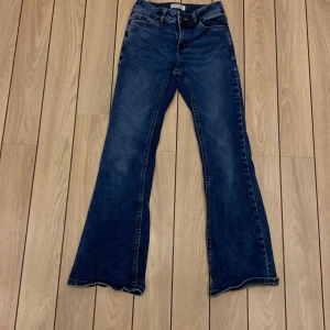 Blå bootcut jeans 🦈 - Snygga blå bootcut jeans från Lindex .De har en klassisk fin färg. Säljer dom då dom är för små, skriv för fler bilder och om pris ☺️
