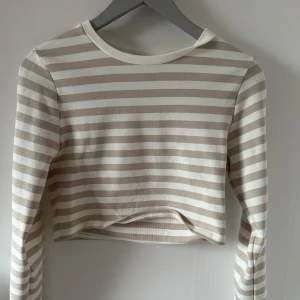 Randig topp - Beige vit randig topp från Gina tricot. Knappt använd, storlek L