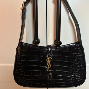 Handväska  - Fin handväska som är oanvänd , passar till allt! Om ni har frågor så kan ni skriva på PM💕