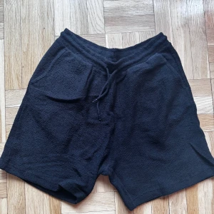 Svarta frottéshorts med snörning - Snygga svarta shorts i frotté med bekväm passform.   Rensar ur min garderob från en hel del oanvända kläder🌼 Om du ser något mer i min profil som du gillar så skickar jag med det till dig också!😊 Fler kläder kommer! 