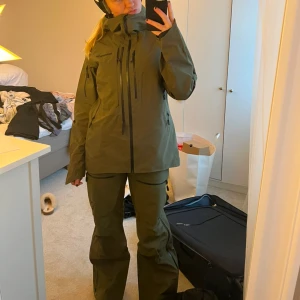 Norrøna Lofoten - Norrøna Lofoten Gore-Tex Pro sett. Grönt i storlek S i jackan, M i byxor. Så snygg färg!!!!! Köpta i butik i Stockholm och har kvar lapparna, ev kvitto. Nypris på jackan är 9999kr och byxorna 8999kr. Kom med prisförslag
