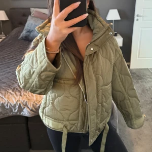 Olivgrön quiltad jacka - Säljer den populära jackan från Zara, har aldrig använt den men prislappen är borttagen 