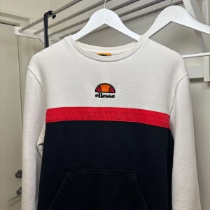 Snygg Ellesse sweatshirt - Fin Ellesse sweatshirt i bra skick. Storlek L, passar möjligtvis även M. 