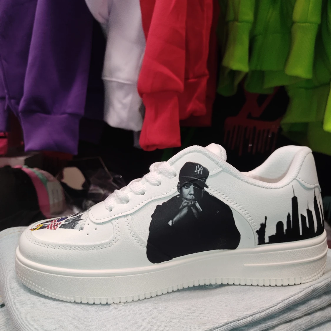 Vita sneakers med New York-motiv - 1