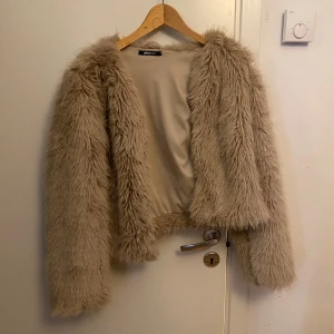 Fluffig Jacka - Från Gina, fick i present och har inte fått användning av den 🤷‍♀️🤷‍♀️