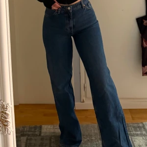 Blå raka jeans  - Snygga blå bootcut jeans med hög midja. Perfekta för en avslappnad stil. Klassisk design med fem fickor och knappgylf.