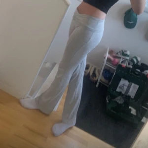 Gråa yoga pants  - Säljer ett par bekväma grå yoga pants. Perfekta för en avslappnad dag hemma eller på gymmet. Byxorna har en låg midja och är tillverkade i ett mjukt material som ger en skön känsla.
