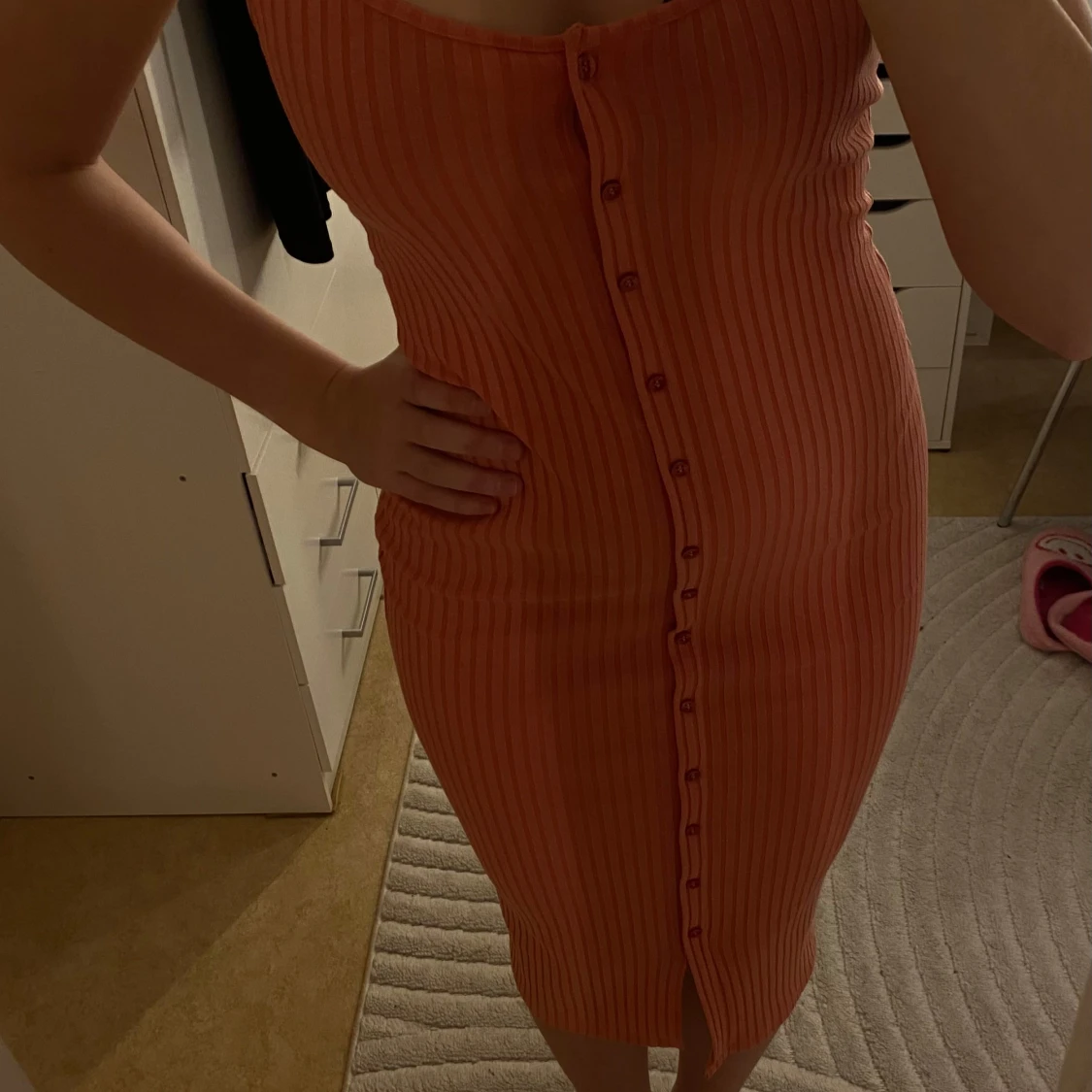 Ribbad rosa klänning