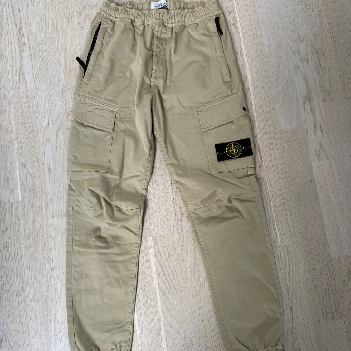 Beige cargobyxor från Stone Island