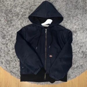 Svart jacka med huva från Dickies - storlek M (passar om man har storlek s och vill ha lite oversize) - unisex - Den har en innerficka Liknar en carhartt jacka den är fodrad pa insidan och är därför perfekt för kyligare väder:) nypris c 1000kr säljer nu för 500