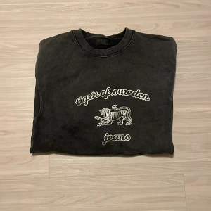 Svinsnygg Tiger Of Sweden sweatshirt - Säljer en TIGER OF SWEDEN sweatshirt i bra skick.