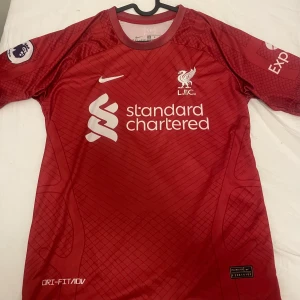Liverpool tröja - Säljer en röd Liverpool fotbollströja från Nike med korta ärmar. Mohammed salah på ryggen