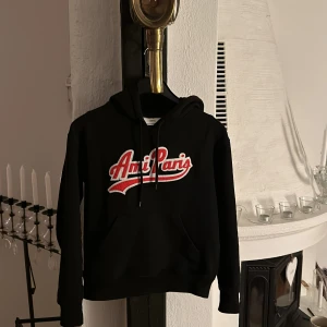  Ami paris tröja - En riktigt sällsynt och efterfrågad hoodie från ami paris. Riktigt bra skick inga hål eller flaws Storlek S/XS