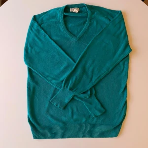 L.L Bean tröja - En riktigt skön och klassisk tröja från L.L Bean som är perfekt nu i vinter/vår. Tröjan har inga tecken på användning. Det är bara att höra av sig vid funderingar eller fler bilder så löser jag det!